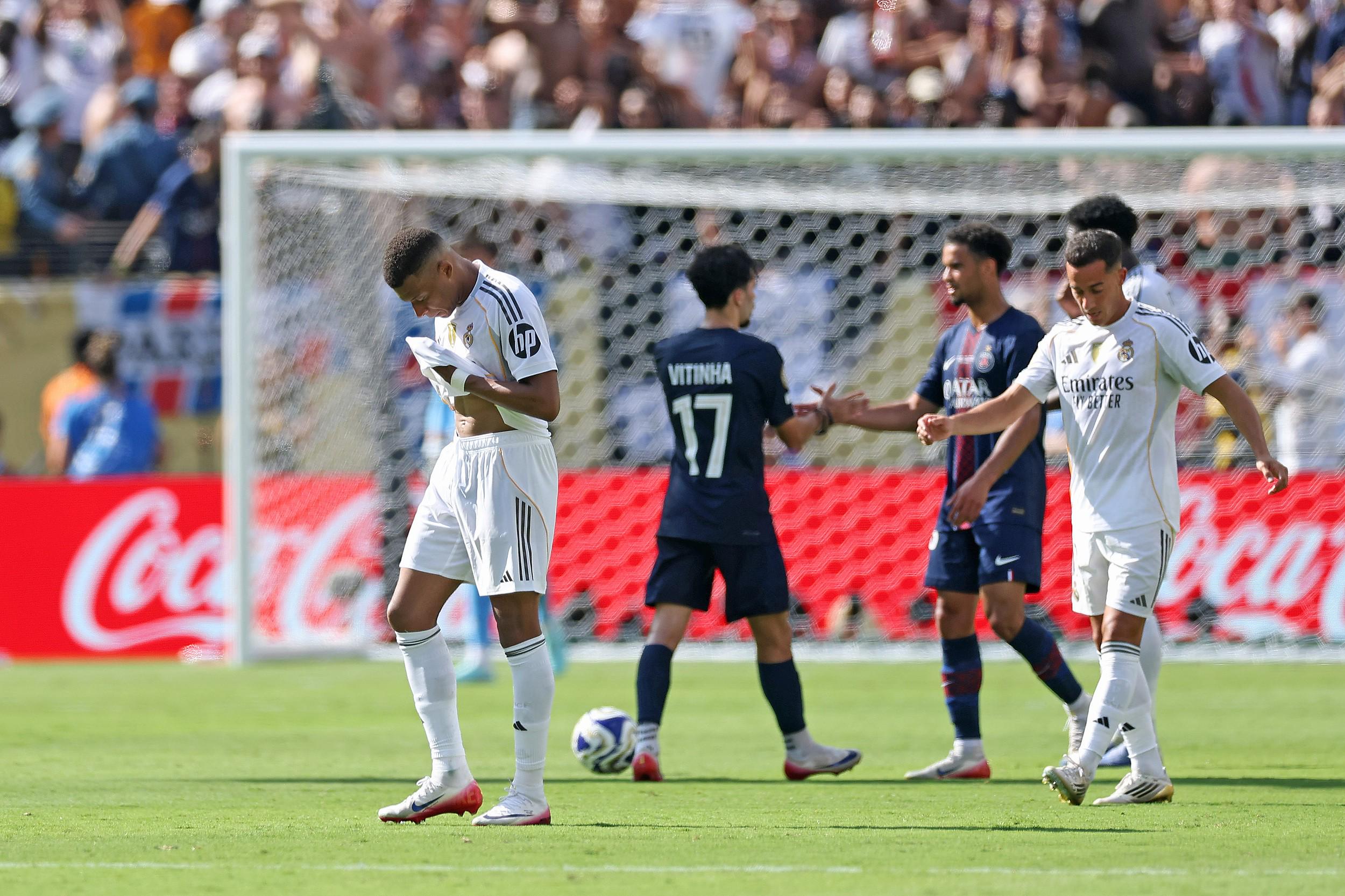 关于国际比赛日巴黎圣日耳曼调整名单以备国王杯，官宣签约环节打磨，引发热议，团队化学反应显著的信息